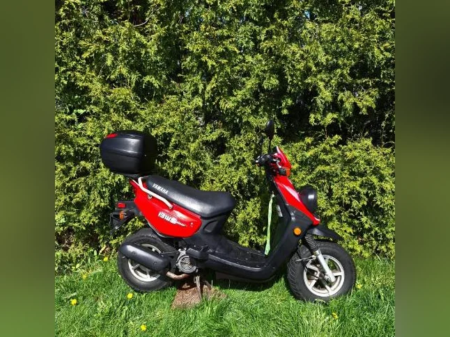 Yamaha BWS à vendre – 22 724 km rouge en bon état avec casque