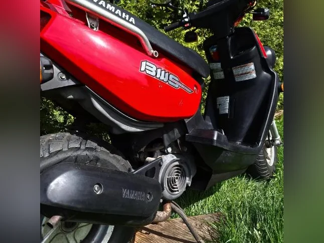 Yamaha BWS à vendre – 22 724 km rouge en bon état avec casque thumbnail 3