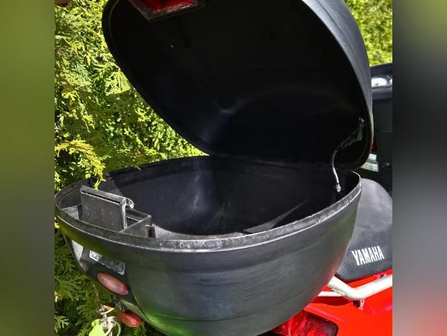 Yamaha BWS à vendre – 22 724 km rouge en bon état avec casque thumbnail 5