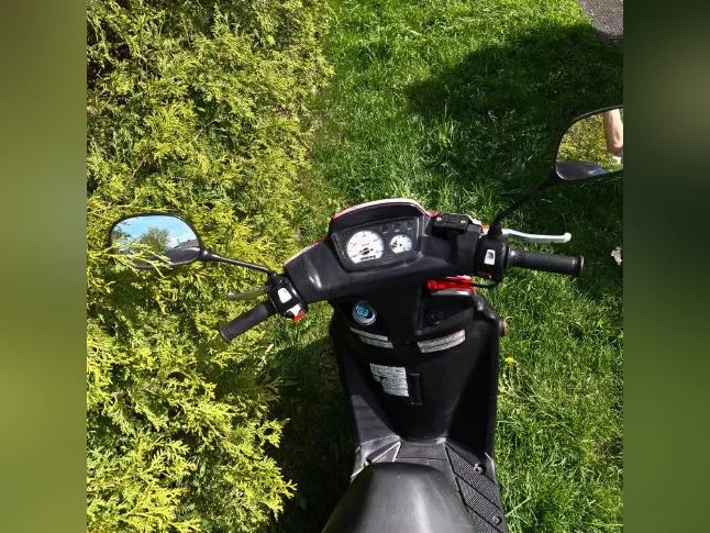 Yamaha BWS à vendre – 22 724 km rouge en bon état avec casque thumbnail 8