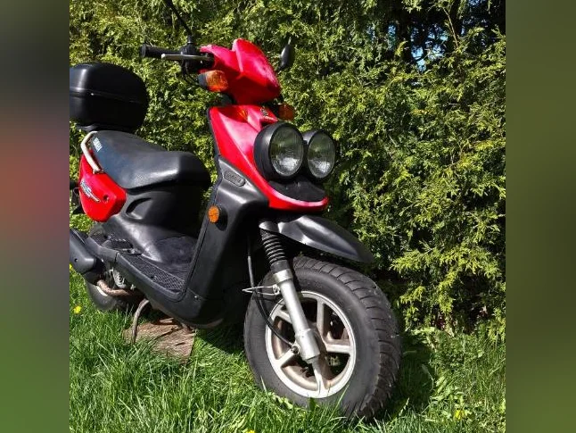 Yamaha BWS à vendre – 22 724 km rouge en bon état avec casque thumbnail 10