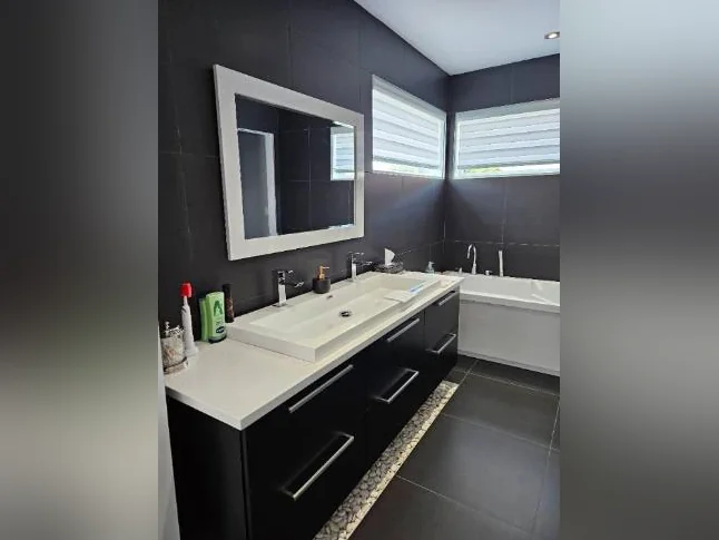 Miroir avec cadre blanc