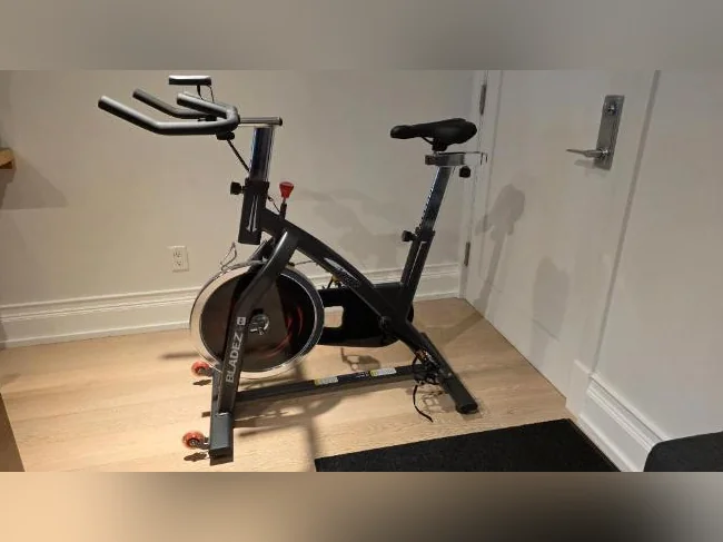 Vélo stationnaire ou de spinning presque neuf