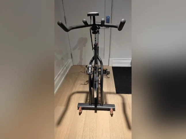 Vélo stationnaire ou de spinning presque neuf thumbnail 2