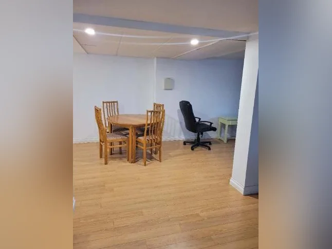 Grand 3½ semi-sous-sol, Longueuil, 1200$/mois — chauff/éclairé, entrée laveuse-sécheuse, stationnement, proche métro thumbnail 2