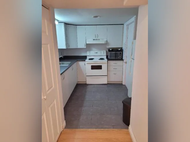 Grand 3½ semi-sous-sol, Longueuil, 1200$/mois — chauff/éclairé, entrée laveuse-sécheuse, stationnement, proche métro thumbnail 3