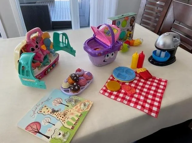 Jouets pour jeune enfant vendu en un lot thumbnail 2