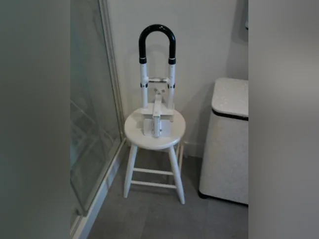 barre d,apui pour tenir quand on sort du bain qui ajuste pour la hauteur de la personne