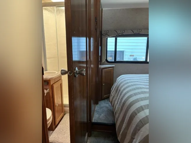 2019 Motorisé Coachmen Leprechaun 27 pieds, 2 extensions, peut coucher 8 personnes, $ 94,200 par le propriétaire thumbnail 5