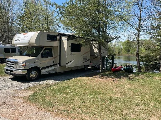 2019 Motorisé Coachmen Leprechaun 27 pieds, 2 extensions, peut coucher 8 personnes, $ 94,200 par le propriétaire thumbnail 3