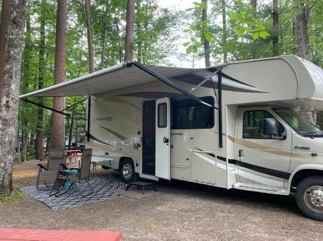 2019 Motorisé Coachmen Leprechaun 27 pieds, 2 extensions, peut coucher 8 personnes, $ 94,200 par le propriétaire thumbnail 4