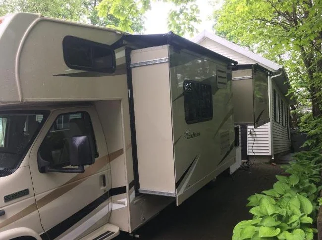 2019 Motorisé Coachmen Leprechaun 27 pieds, 2 extensions, peut coucher 8 personnes, $ 94,200 par le propriétaire thumbnail 2