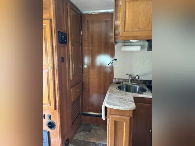 2019 Motorisé Coachmen Leprechaun 27 pieds, 2 extensions, peut coucher 8 personnes, $ 94,200 par le propriétaire thumbnail 6