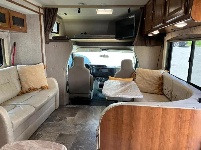 2019 Motorisé Coachmen Leprechaun 27 pieds, 2 extensions, peut coucher 8 personnes, $ 94,200 par le propriétaire thumbnail 9