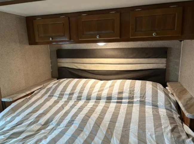 2019 Motorisé Coachmen Leprechaun 27 pieds, 2 extensions, peut coucher 8 personnes, $ 94,200 par le propriétaire thumbnail 7