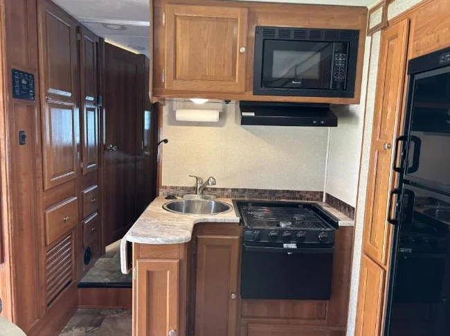 2019 Motorisé Coachmen Leprechaun 27 pieds, 2 extensions, peut coucher 8 personnes, $ 94,200 par le propriétaire thumbnail 8