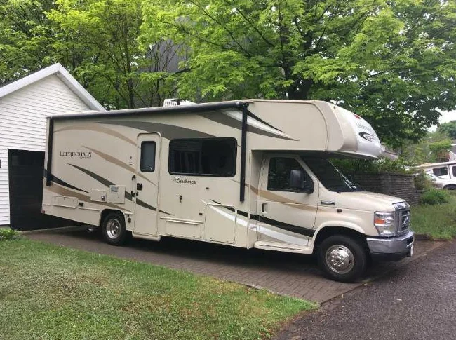 2019 Motorisé Coachmen Leprechaun 27 pieds, 2 extensions, peut coucher 8 personnes, $ 94,200 par le propriétaire