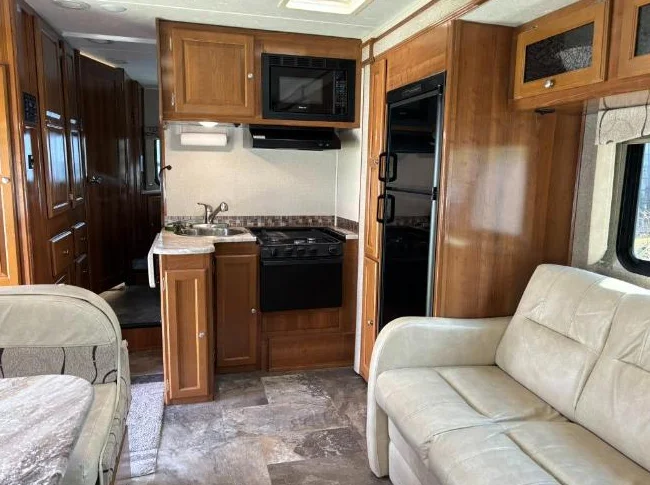 2019 Motorisé Coachmen Leprechaun 27 pieds, 2 extensions, peut coucher 8 personnes, $ 94,200 par le propriétaire thumbnail 10