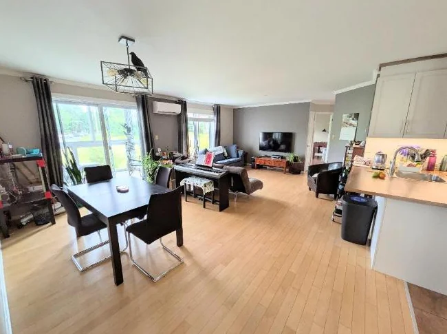 Grand condo à Charny, Lévis. 1122pi2, 2 chambres, stationnement, gym, sauna, verrière, rangement thumbnail 3