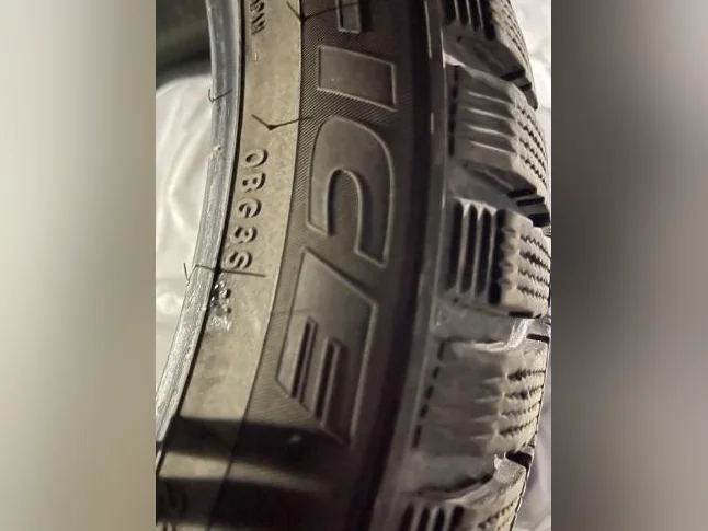 Pneus d’hiver Toyo Observe G3-ICE 235/45R18 vraiment neufs… thumbnail 2