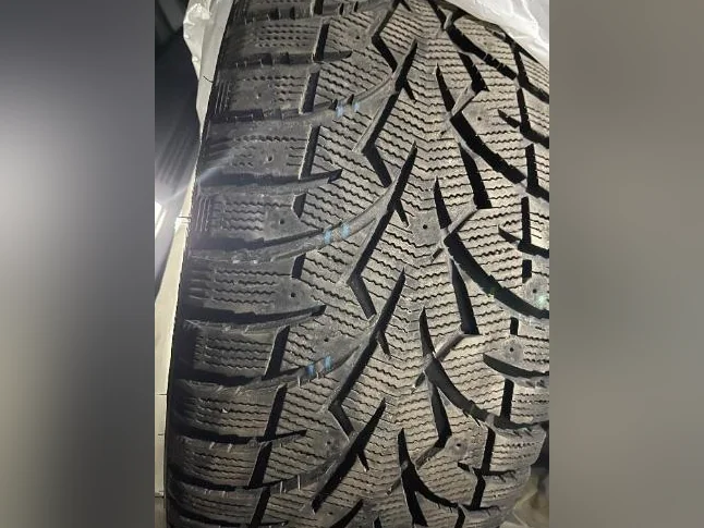 Pneus d’hiver Toyo Observe G3-ICE 235/45R18 vraiment neufs…