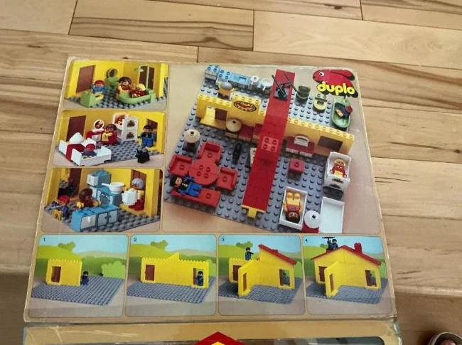 Maison LEGO DUPLO vintage – Ensemble complet avec personnages et meubles thumbnail 3