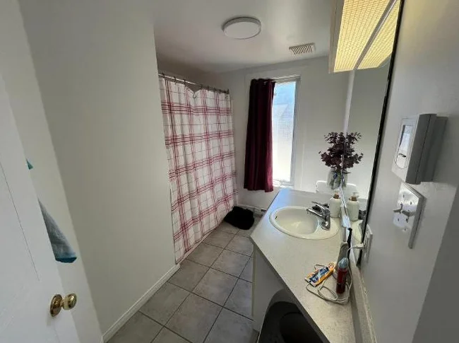 Appartement 5 1/2, internet inclus et thermopompe thumbnail 9
