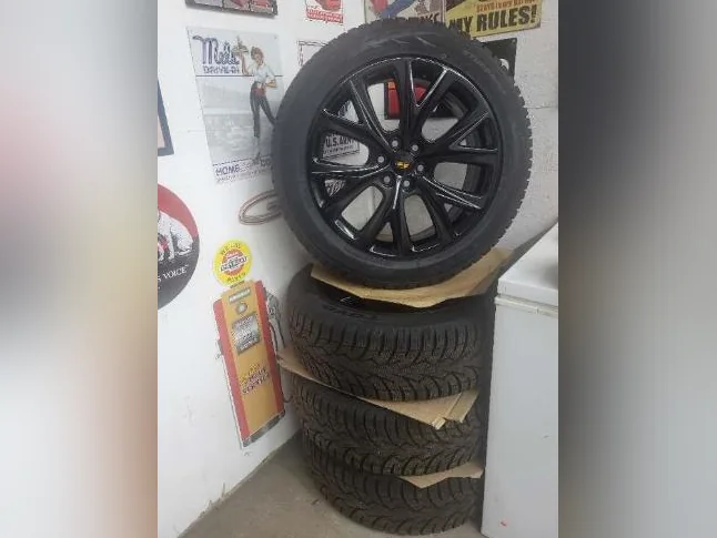 MAG NEUF D'ORIGINE ET PNEUS NEUF TOYO OBSERVE POUR CADILLAC XT6 thumbnail 2
