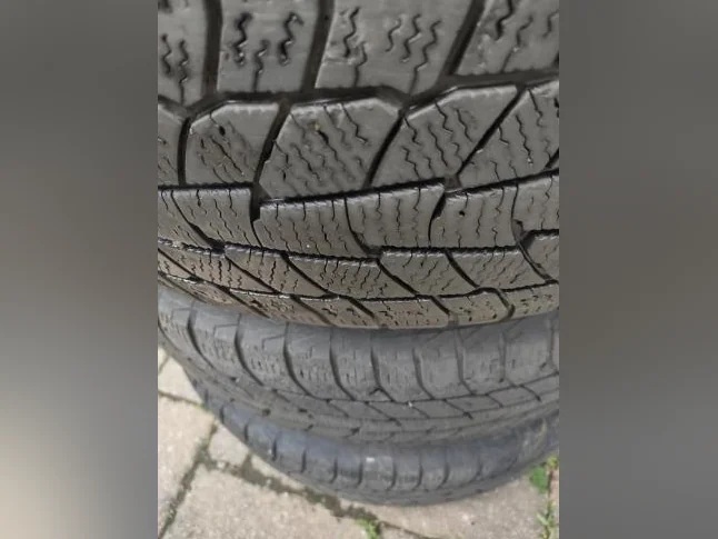 225-65R17x4 pneus hiver Motomaster sur jantes Chevrolet Équinox 2018. Bolt Pattern 5x115. Bon état thumbnail 5
