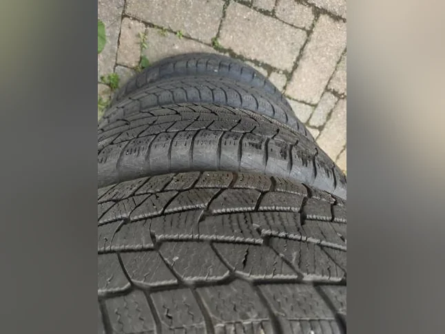 225-65R17x4 pneus hiver Motomaster sur jantes Chevrolet Équinox 2018. Bolt Pattern 5x115. Bon état thumbnail 4