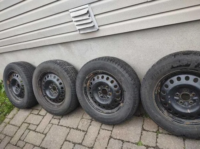 225-65R17x4 pneus hiver Motomaster sur jantes Chevrolet Équinox 2018. Bolt Pattern 5x115. Bon état