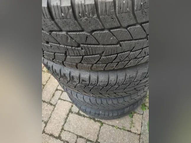 225-65R17x4 pneus hiver Motomaster sur jantes Chevrolet Équinox 2018. Bolt Pattern 5x115. Bon état thumbnail 3
