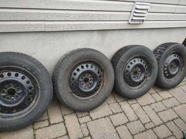 225-65R17x4 pneus hiver Motomaster sur jantes Chevrolet Équinox 2018. Bolt Pattern 5x115. Bon état thumbnail 2
