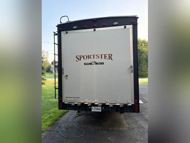 Fifth wheel cargo thumbnail 3