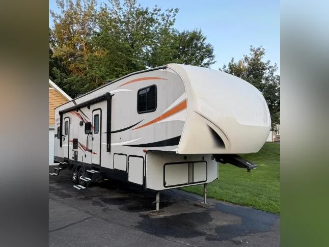 Fifth wheel cargo