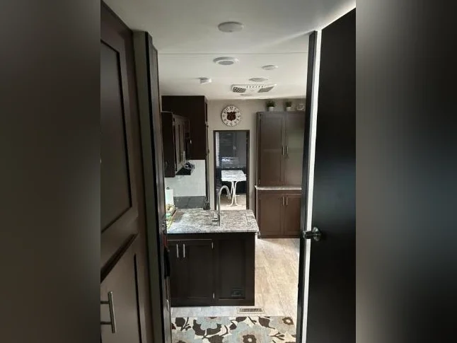 Fifth wheel cargo thumbnail 6