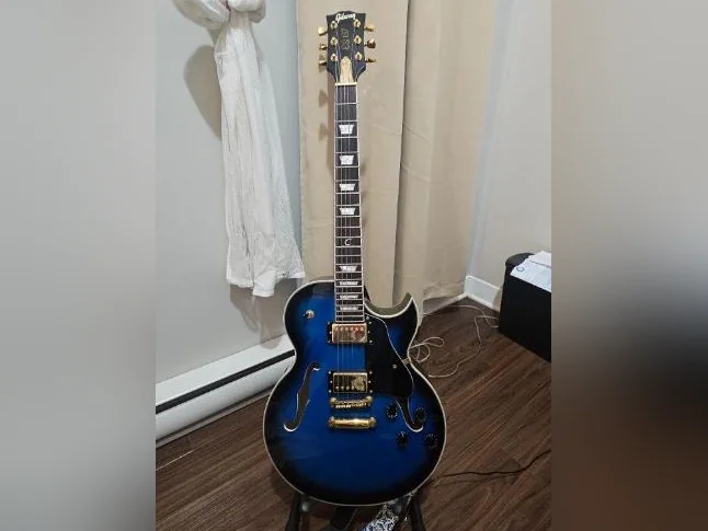 Guitare type Gibson ES‑137 – fabrication personnalisée