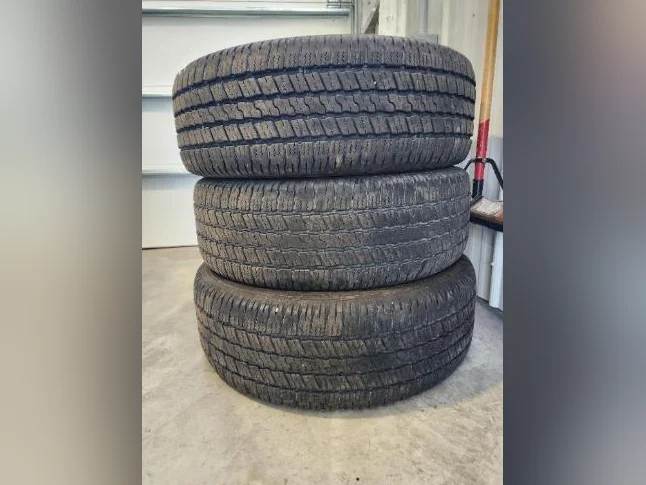 3 pneus d’été 275/60R20 Goodyear Wrangler