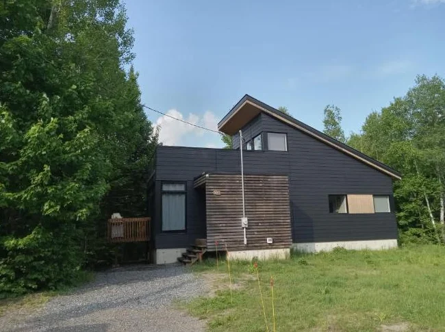 Maison moderne et unique dans le Domaine du Lac Amico/Laurentides