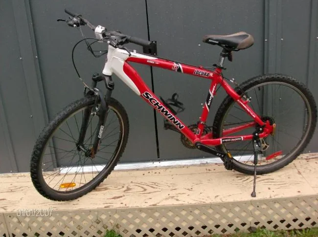 bicyle 28 po SCHWINN ROUGE COMME NEUF TEL 8195710839