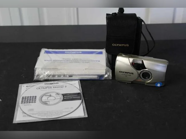 Camera 35mm OLYMPUS et manuel instruction+disque et trousse et batterie de remplacement