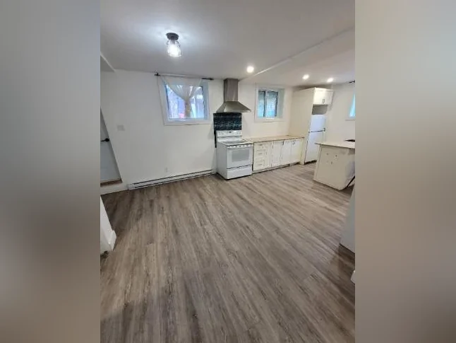 Logement 4 1/2 spacieux et rénové à Vaudreuil-Dorion avec stationnement thumbnail 2