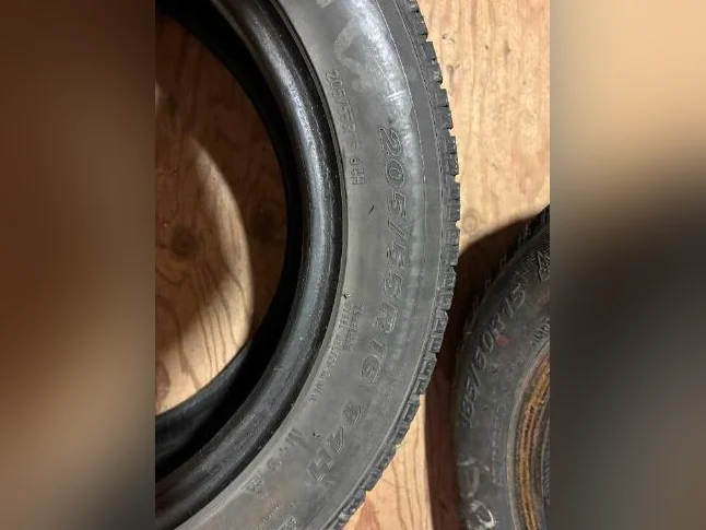 4 pneus avec roue, deux neufs de l’hiver passé