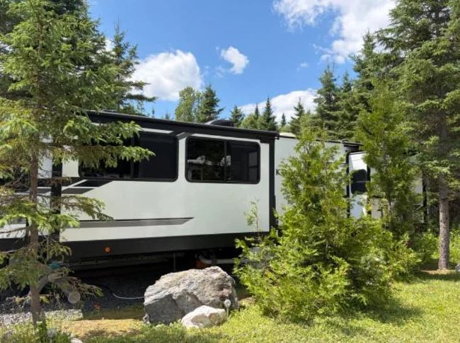 Roulotte Kodiak Ultimate 2021 de 37 pieds, comme neuve thumbnail 3