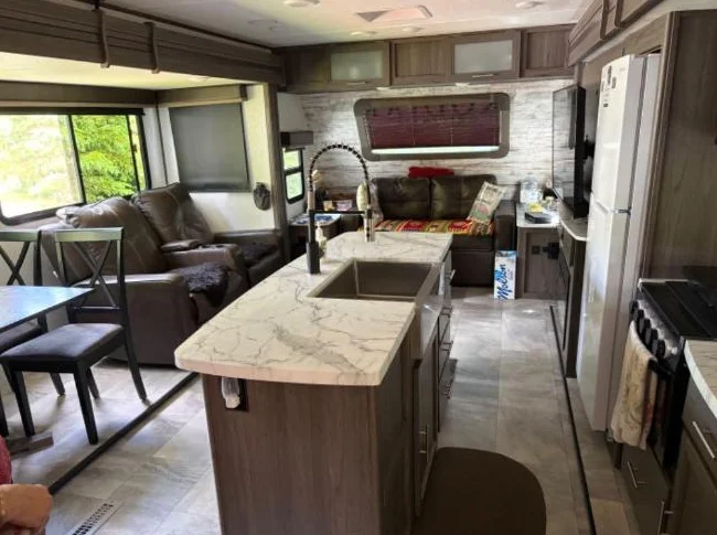 Roulotte Kodiak Ultimate 2021 de 37 pieds, comme neuve thumbnail 5