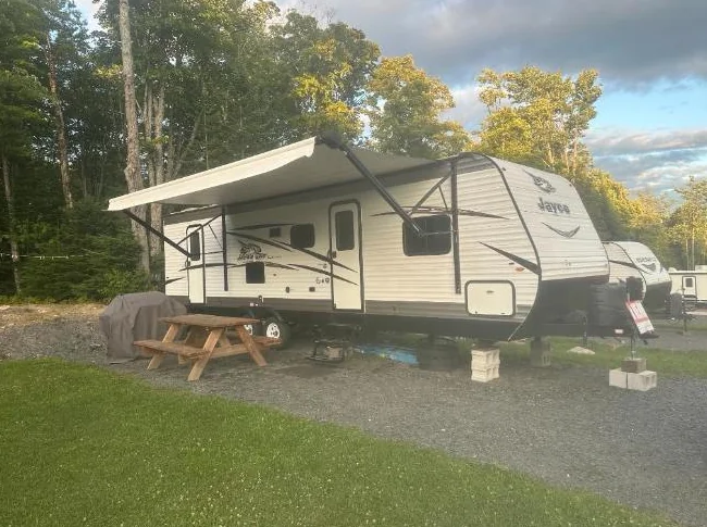 Roulotte Familiale Jayco Jay Flight 287BHS 2018 – État Impeccable (Clé en main)