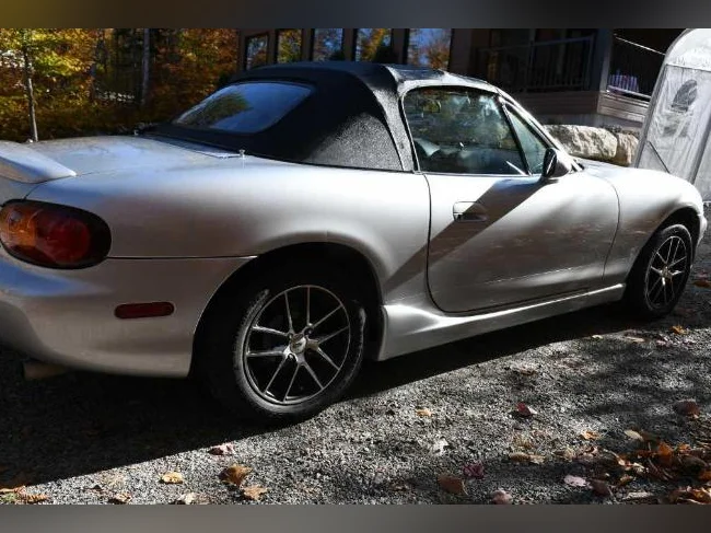 Mazda miata 2000 convertible gris perle 7845$ superbe deal 131000 km manuelle excellente condition thumbnail 4