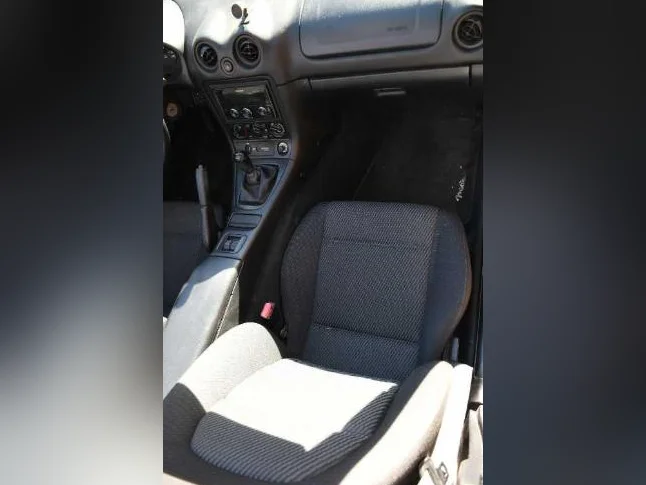 Mazda miata 2000 convertible gris perle 7845$ superbe deal 131000 km manuelle excellente condition thumbnail 10