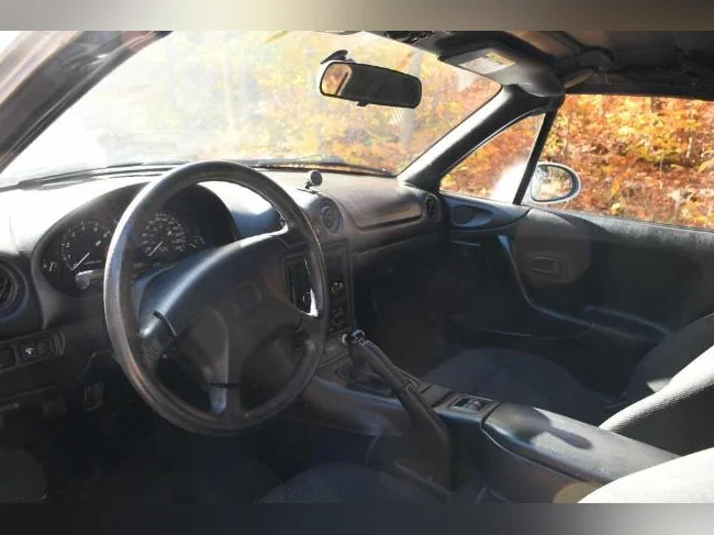 Mazda miata 2000 convertible gris perle 7845$ superbe deal 131000 km manuelle excellente condition thumbnail 6
