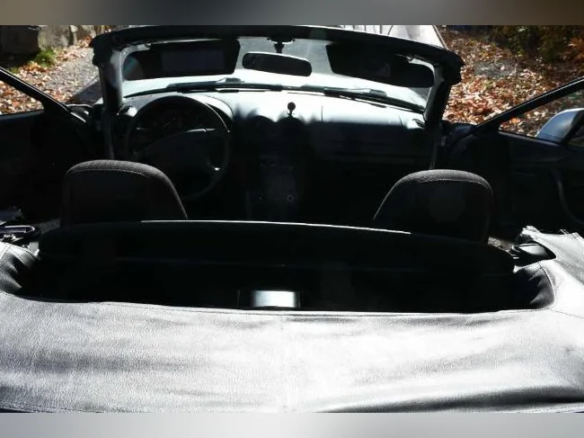 Mazda miata 2000 convertible gris perle 7845$ superbe deal 131000 km manuelle excellente condition thumbnail 8